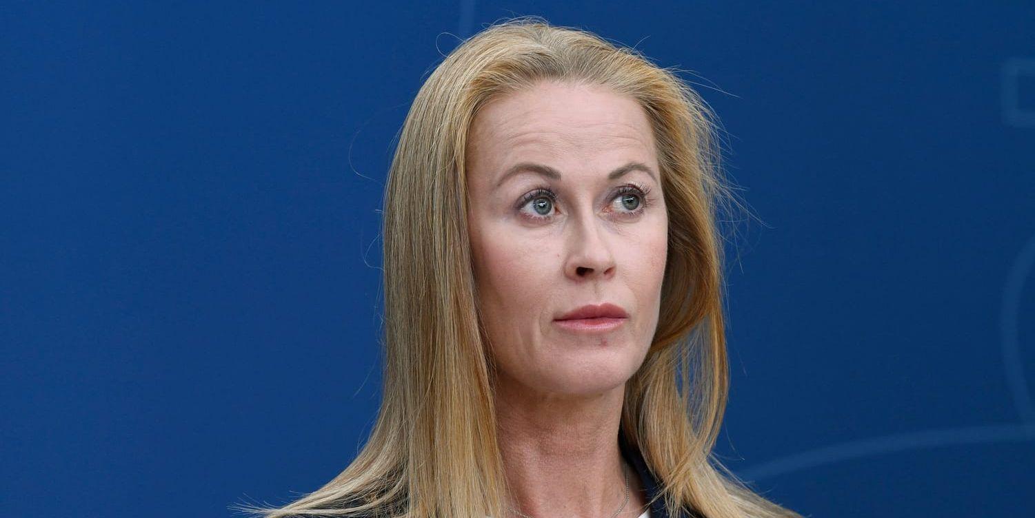 Bild på Katja Nyberg i mörkblå kavaj och vit t-shirt. 
