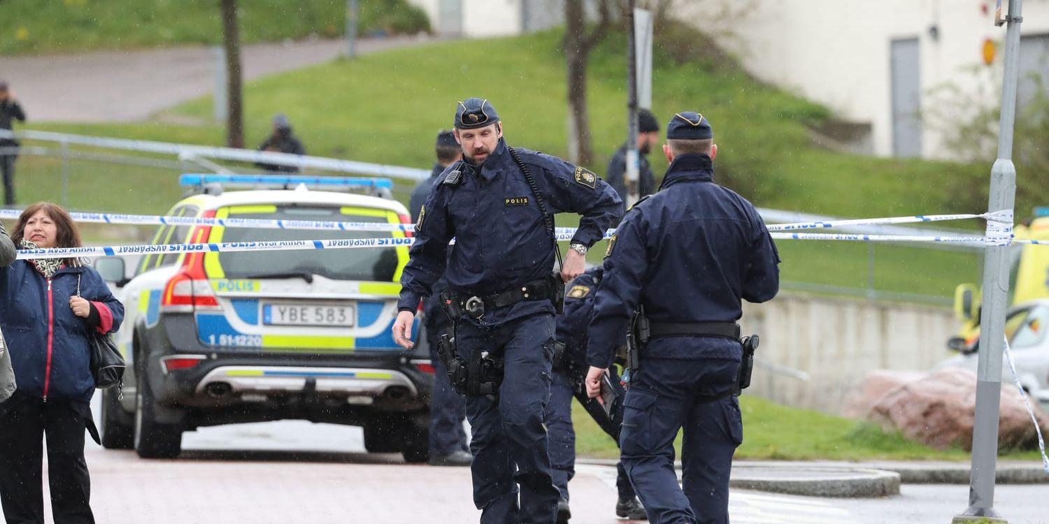 Polisen undersöker mordplatsen i Lövgärdet. 
Bild: Adam Ihse/TT 