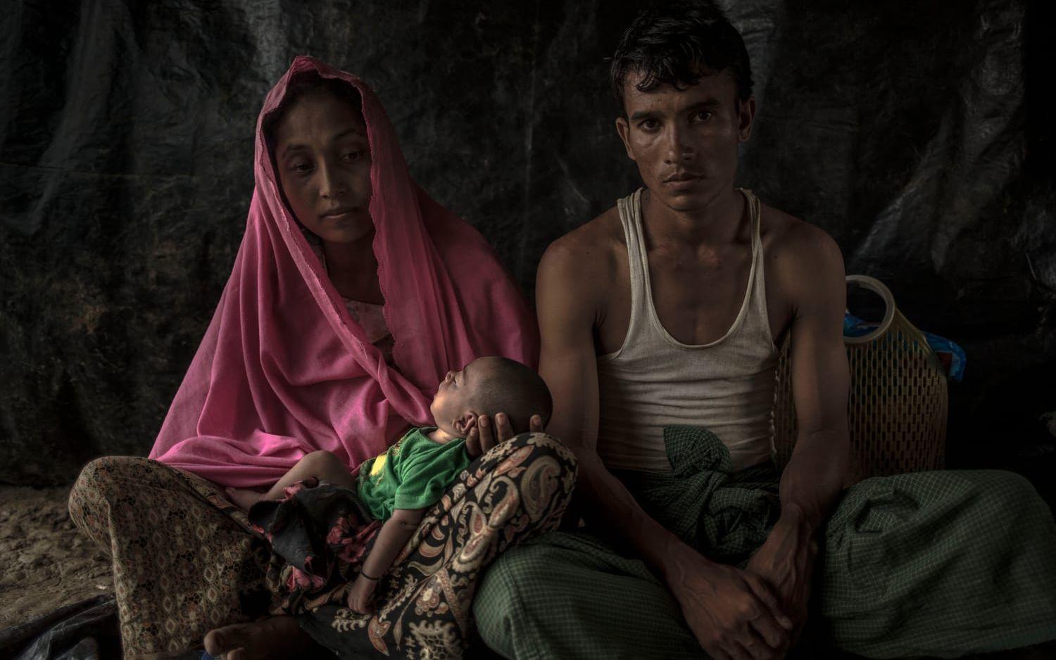 Shovika Mia, 25 år, födde sin dotter Nur Halima i bergen mellan Burma och Bangladesh när hon flydde tillsammans med sin man Shona, 27 år. Flykten tog tre dagar. Shona har lyckats hitta ett jobb där han tjänar tre dollar per dag. Hemma i Burma hade familjen fyra kor och en stabil inkomst, men korna sköts och huset brändes ner. Bild: Aj Ghani/Röda Korset
