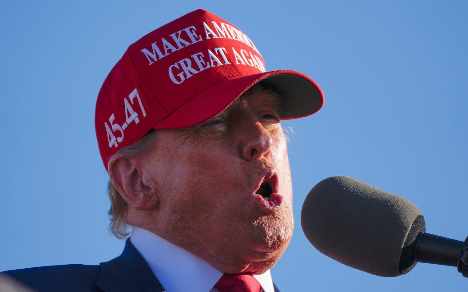 Expresidenten Donald Trump får allt mer stöd från USA:s finansiella elit inför valet. Bild från kampanjmöte i maj.