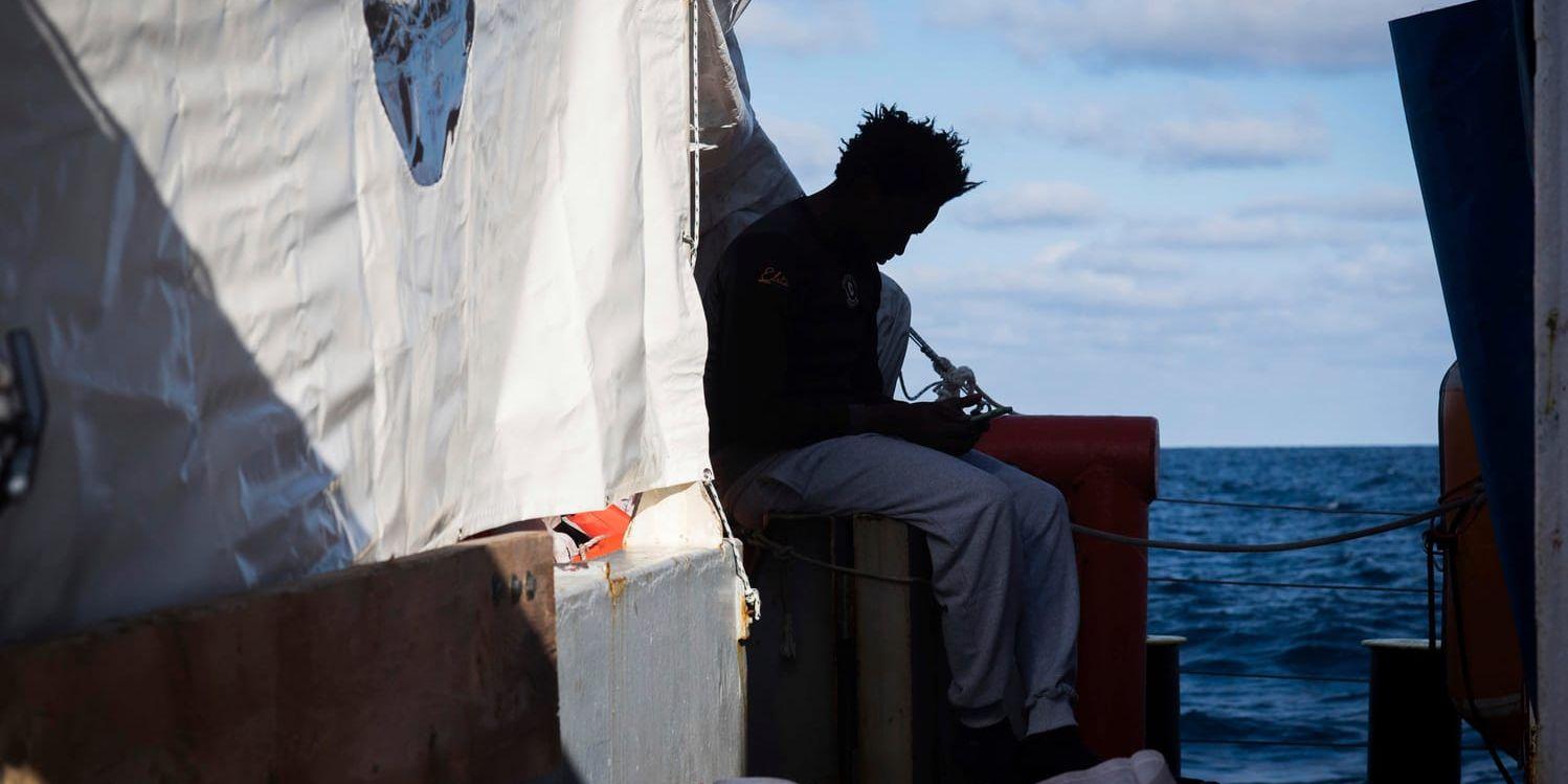 Bilden är tagen på räddningsfartyget Sea-Watch 3 den 24 december. Samma migranter är fortfarande kvar på skeppet i dag – nästan två veckor senare.