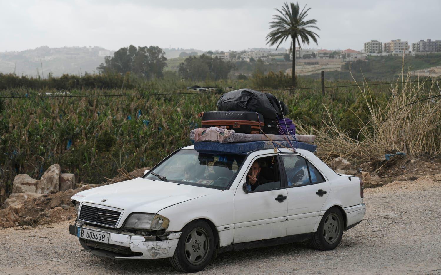 Fördrivna libaneser som den 19 april återvände till sina byar i södra Libanon efter att  vapenvila slutits två dagar tidigare. 