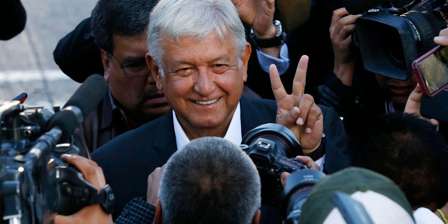 Favoriten Andrés Manuel López Obrador på väg in i en vallokal för att rösta i söndagens val.