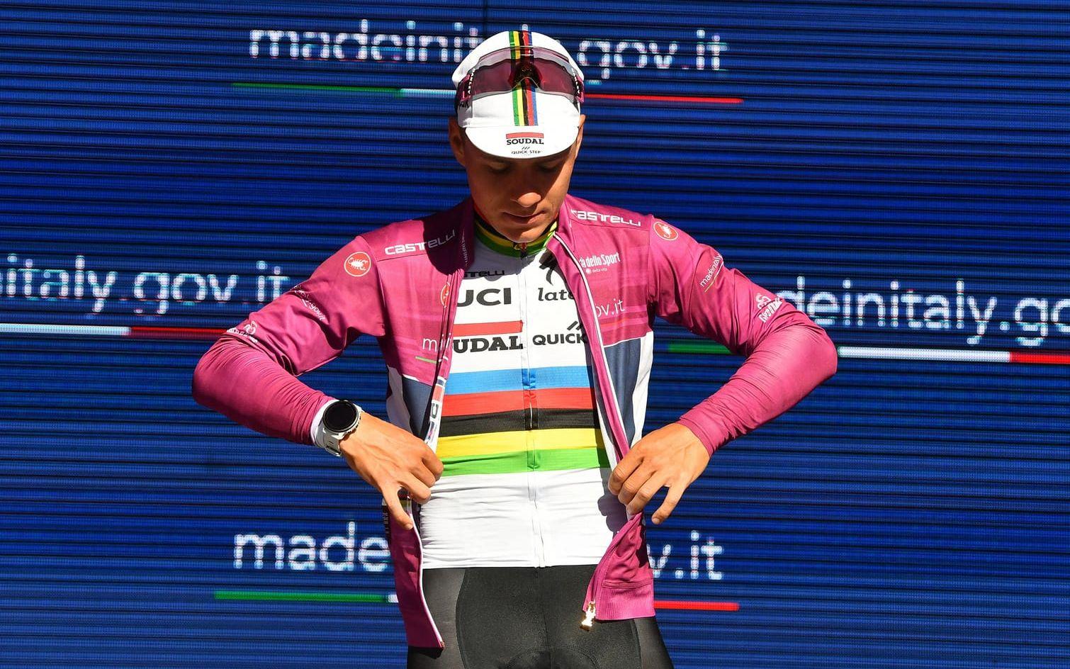 Remco Evenepoel vann den inledande etappen och körde de fyra första etapperna i den rosa ledartröjan. 