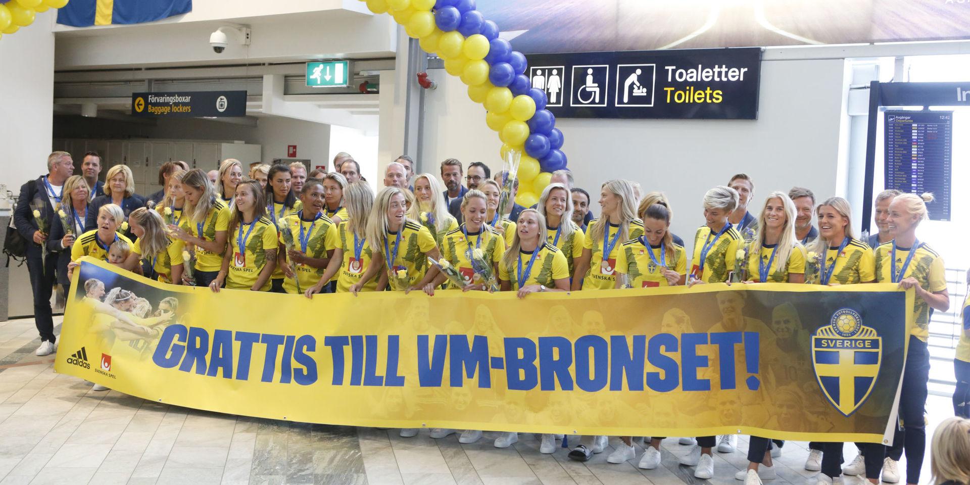 Svenska damlandslaget i fotboll anländer till Landvetter efter att ha erövrat en bronsmedalj i VM.
