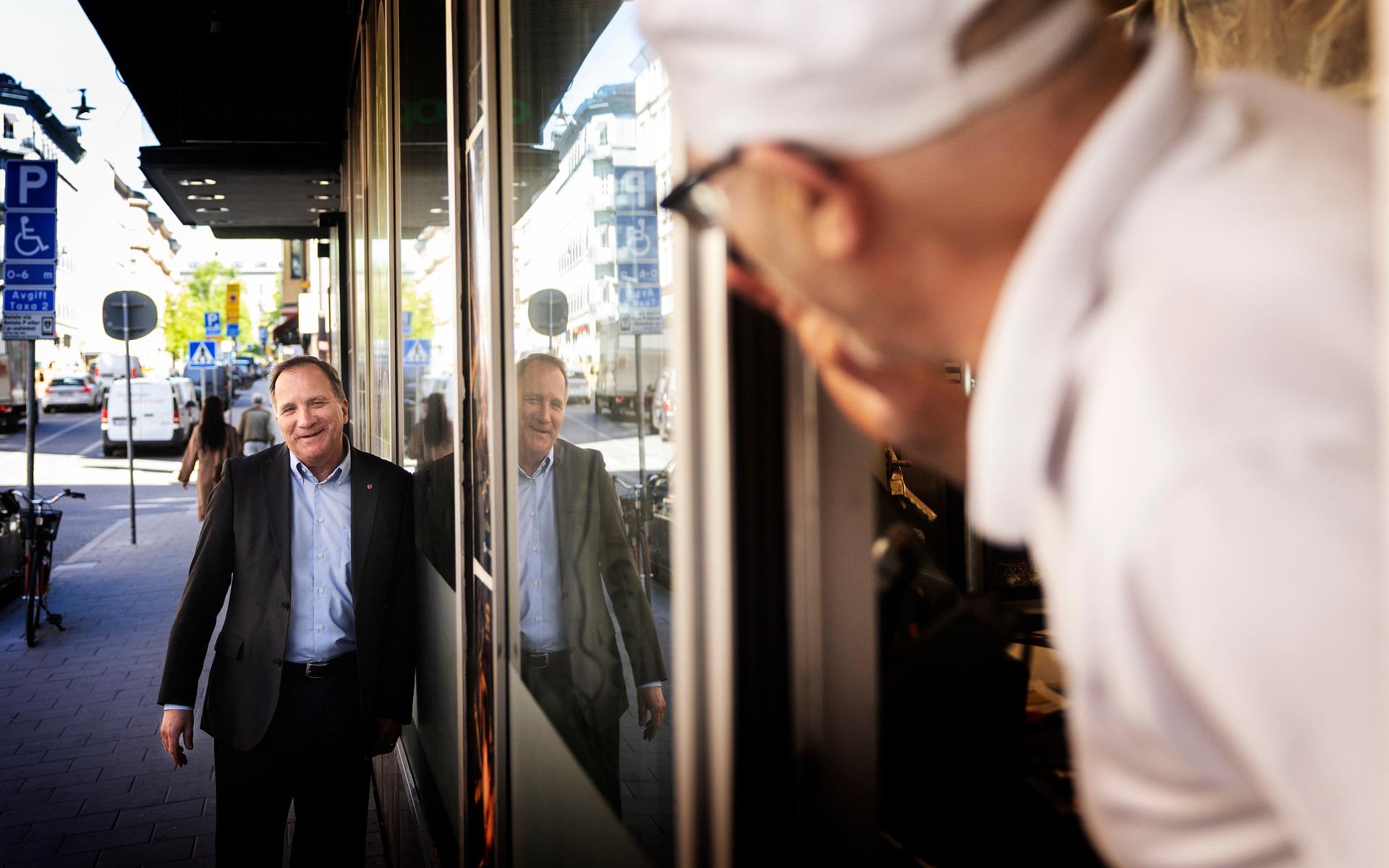 ”Är du tillbaka på jobbet?” frågar bagaren när han ser före detta statsminister Stefan Löfven (S) i centrala Stockholm. Löfven byter nu fot i Natofrågan.