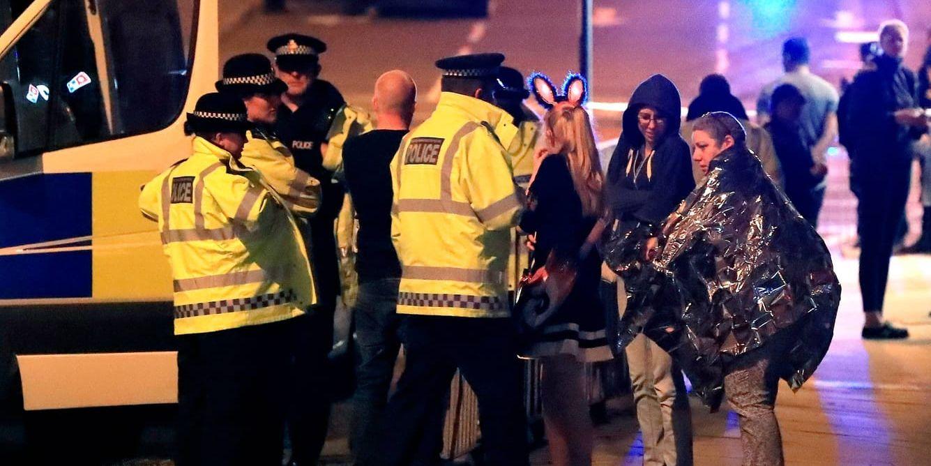 Räddningspersonal hjälper människor efter det misstänkta terrordådet i Manchester.