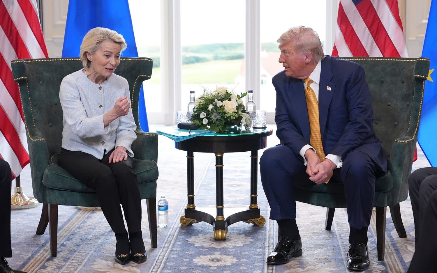 EU-kommissionens ordförande Ursula von der Leyen och USA:s president Donald Trump enades om en handelsuppgörelse vid ett möte i Skottland i juli i fjol. Arkivbild.