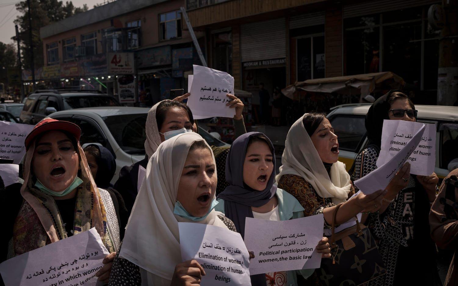 Deltagare i en marsch för kvinnors rättigheter i huvudstaden Kabul under söndagen.