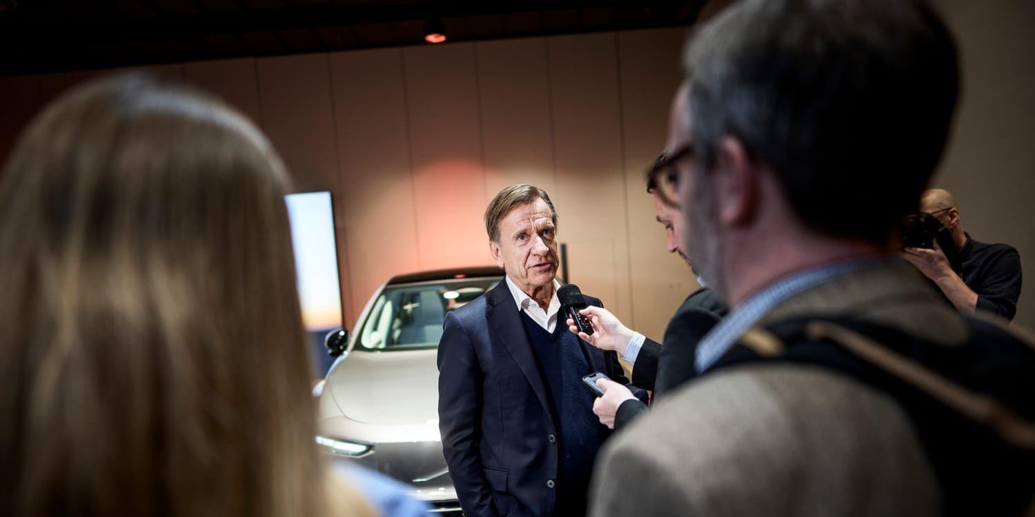 Håkan Samuelsson frågas ut av journalister.