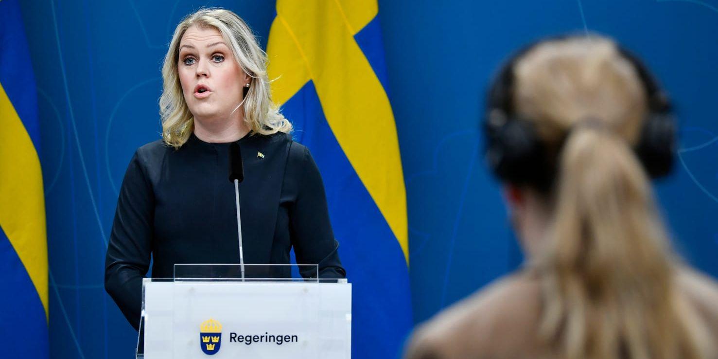  Socialminister Lena Hallengren (S) vid tisdagens pressträff.