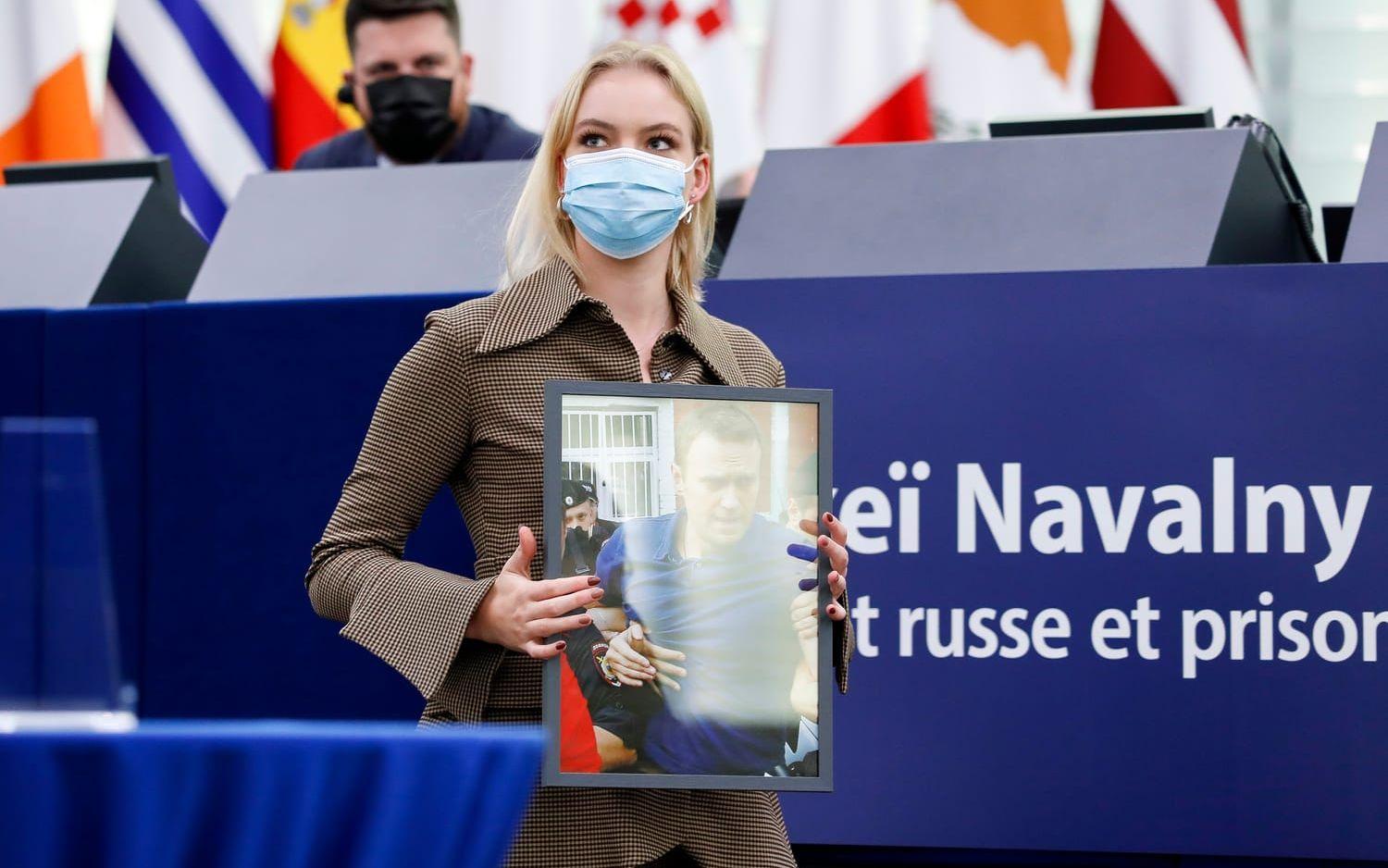 Daria Navalnaja tog emot Sacharovpriset i stället för sin far Aleksej Navalnyj som sitter fängslad. Arkivbild.