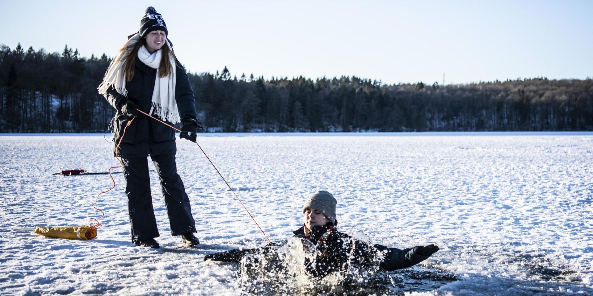 Agnes von Essen vid Göteborgs Livräddningssällskap instruerar GP:s reporter som hoppar i en isvak på Kåsjön. Högst upp i artikeln kan du se videon.