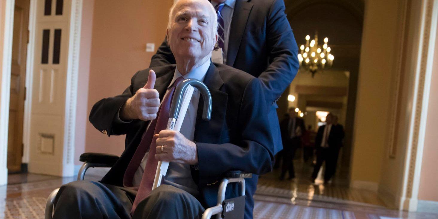 Senator John McCain efter ett möte i kongressen i december förra året.