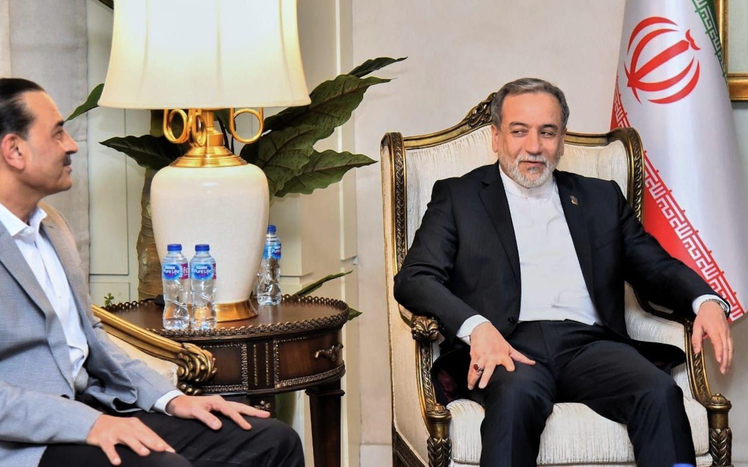 Irans utrikesminister Abbas Araghchi i möte med Pakistans arméchef Asim Munir under fredagskvällen. Bild från Pakistans utrikesdepartement.