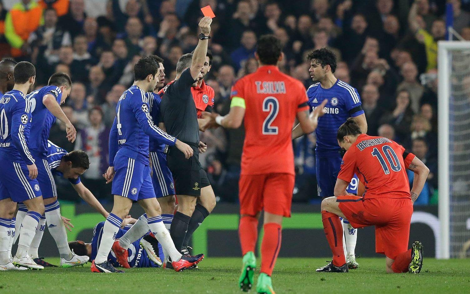 Domaren Björn Kuipers visar det röda kortet för Zlatan Ibrahimovic (10) i Champions League-åttondelsfinalen mot Chelsea 2015.