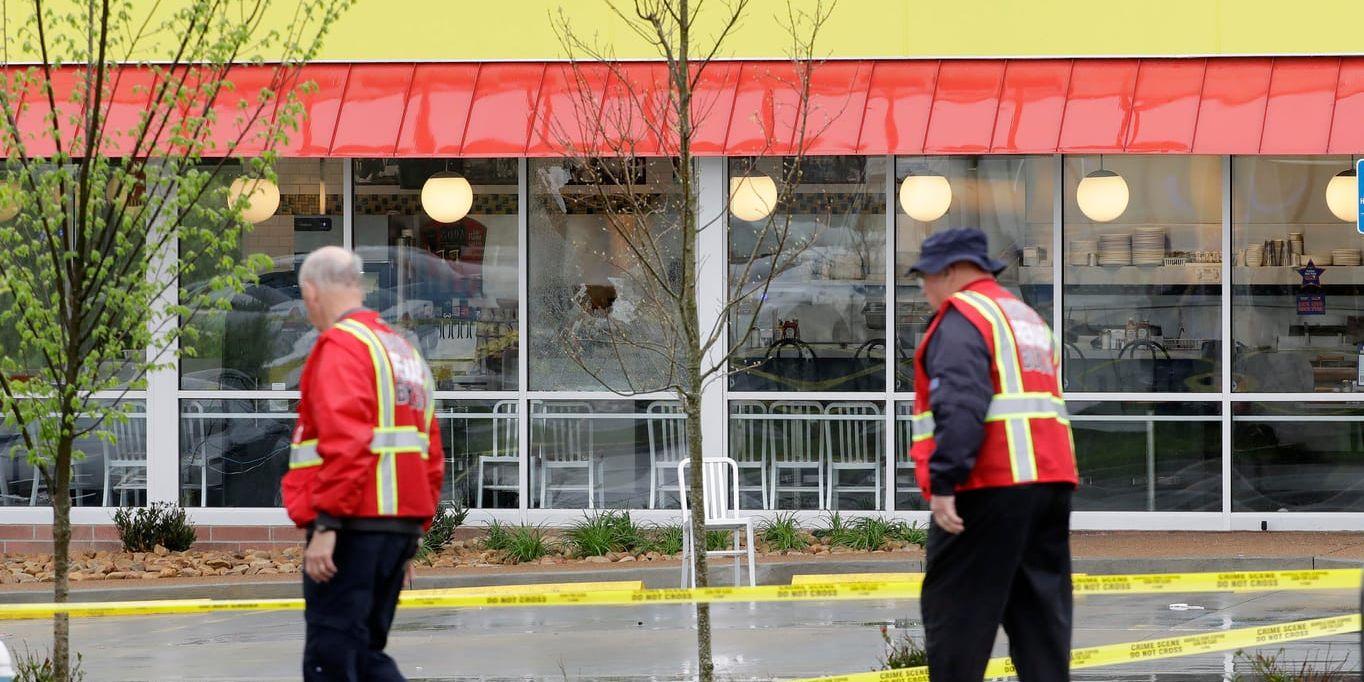 Sjukvårdsarbetare utanför den restaurang i Nashvilleförorten Antioch, där en man öppnat eld mot restaurangbesökare och dödat fyra personer.