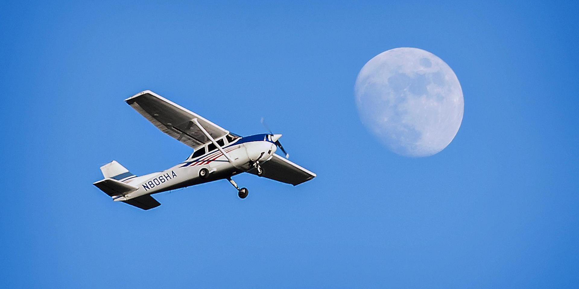 Girighet misstänks ha sänkt smugglarna, som lastade Cessna-planet för tungt. Genrebild. 