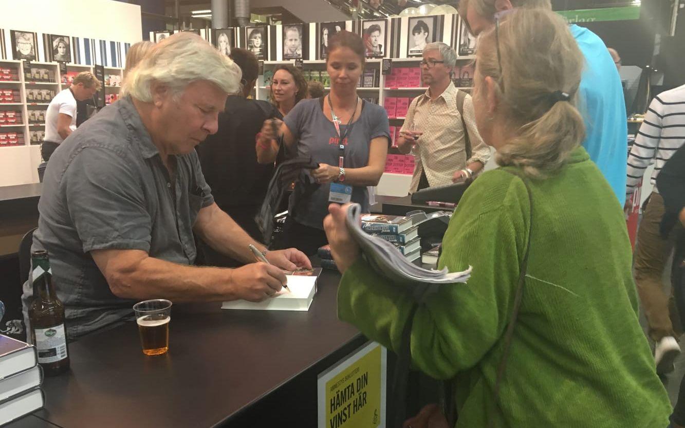 Jan Guillou signerar böcker på Bokmässan 2016. Foto: Moa Strand.