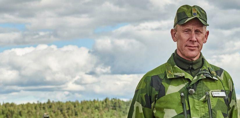 Gunde Svan står tillsammans med komikern Mikael Tornving i militärkläder.