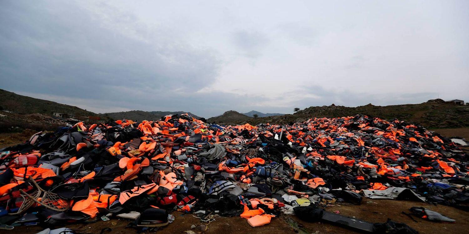 Högar av flytvästar som använts av flyktingar och migranter dumpade utanför en by på den grekiska ön Lesbos. Arkivbild.