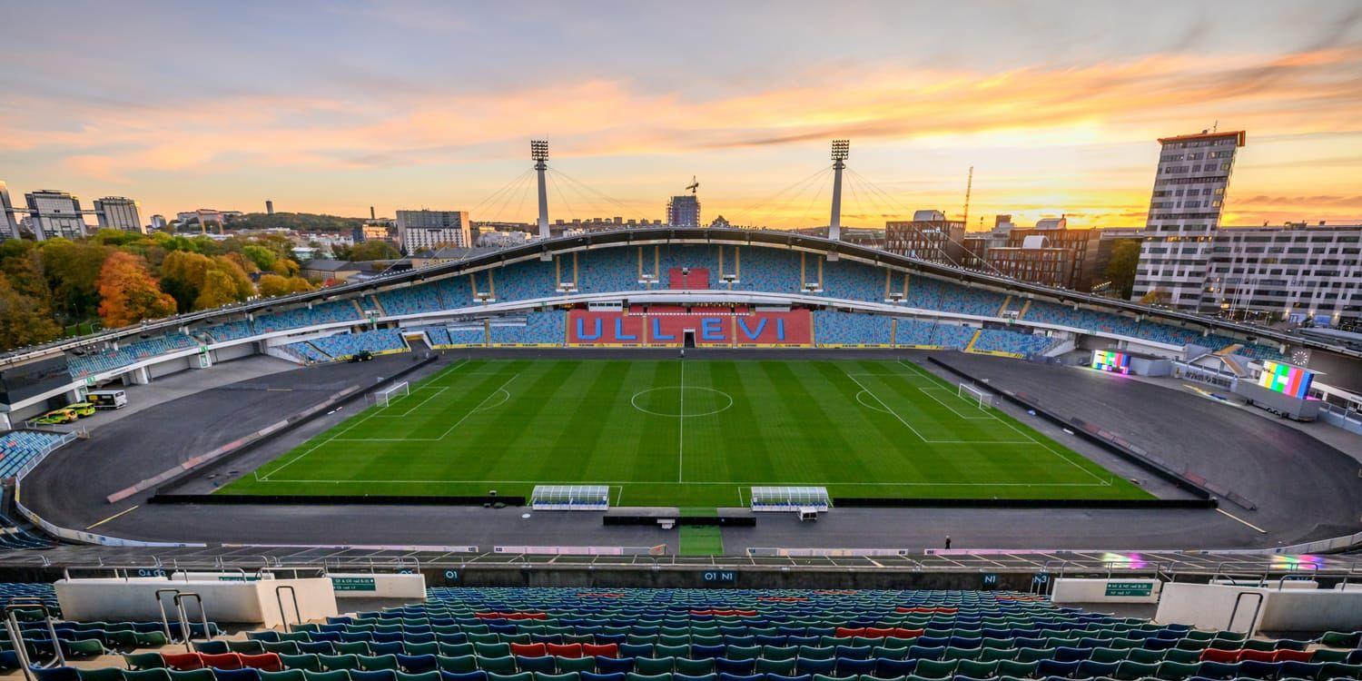 En fotbollsplan i en arena
