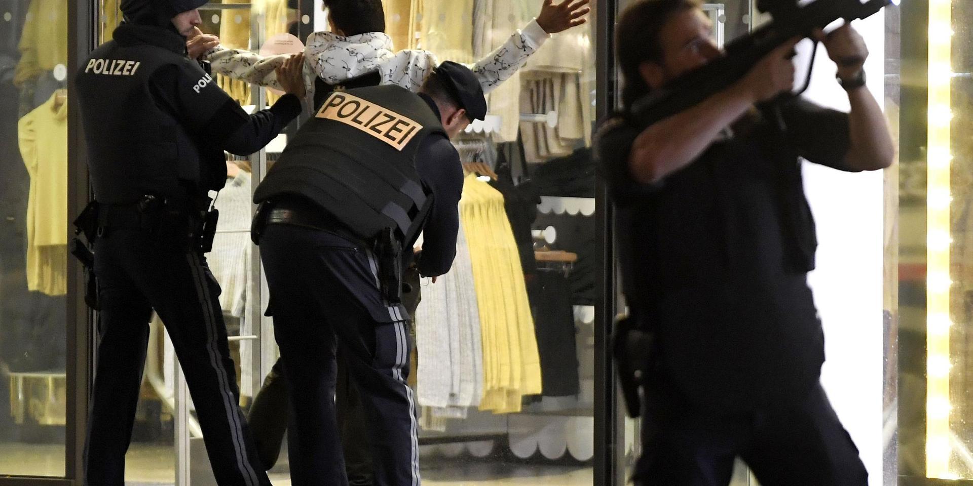 Polisen i Wien har under måndagskvällen kontrollerat en rad personer under den pågående polisinsatsen.