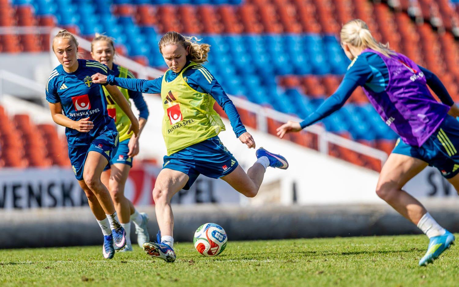 Matilda Vinberg, i mitten, spelar från start i dagens VM-kvalmatch hemma mot Serbien. Arkivbild.