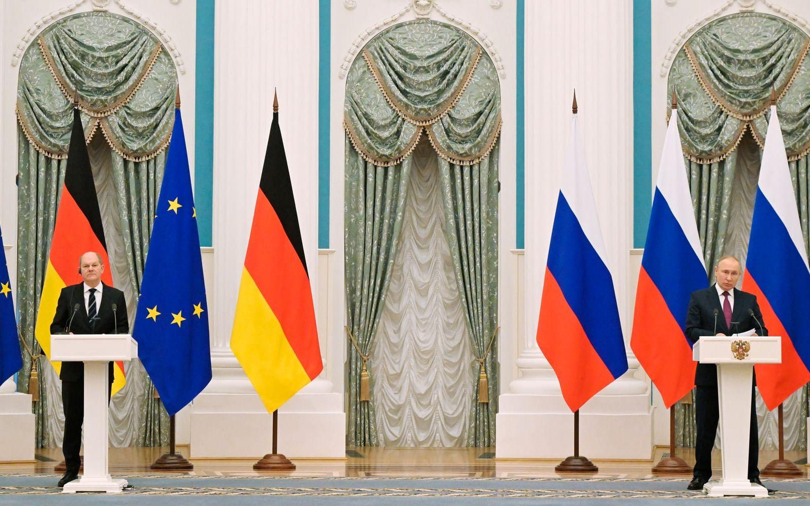 Tysklands förbundskansler Olaf Scholz och Rysslands president Vladimir Putin vid ledarnas senaste möte i Moskva i februari 2022, bara några dagar innan den ryska storinvasionen av Ukraina inleddes. Arkivbild.