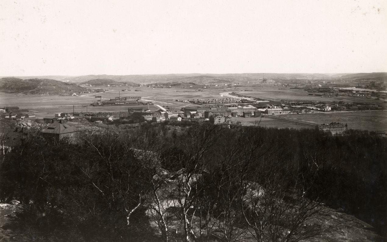 Utsikt från Ramberget mot Ringön 1922. Här är älvdalen jordbruksbygd på bägge sidor vattnet. Foto: Göteborgs stadsmuseum