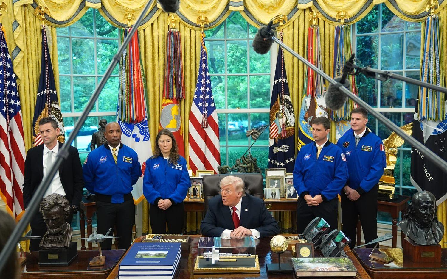 President Donald Trump talade till reportrar när han tog emot de fyra astronauterna som färdats runt månen med Artemis II. Från vänster i blåa jackor: Victor Glover, Christina Koch, Reid Wiseman och Jeremy Hansen 