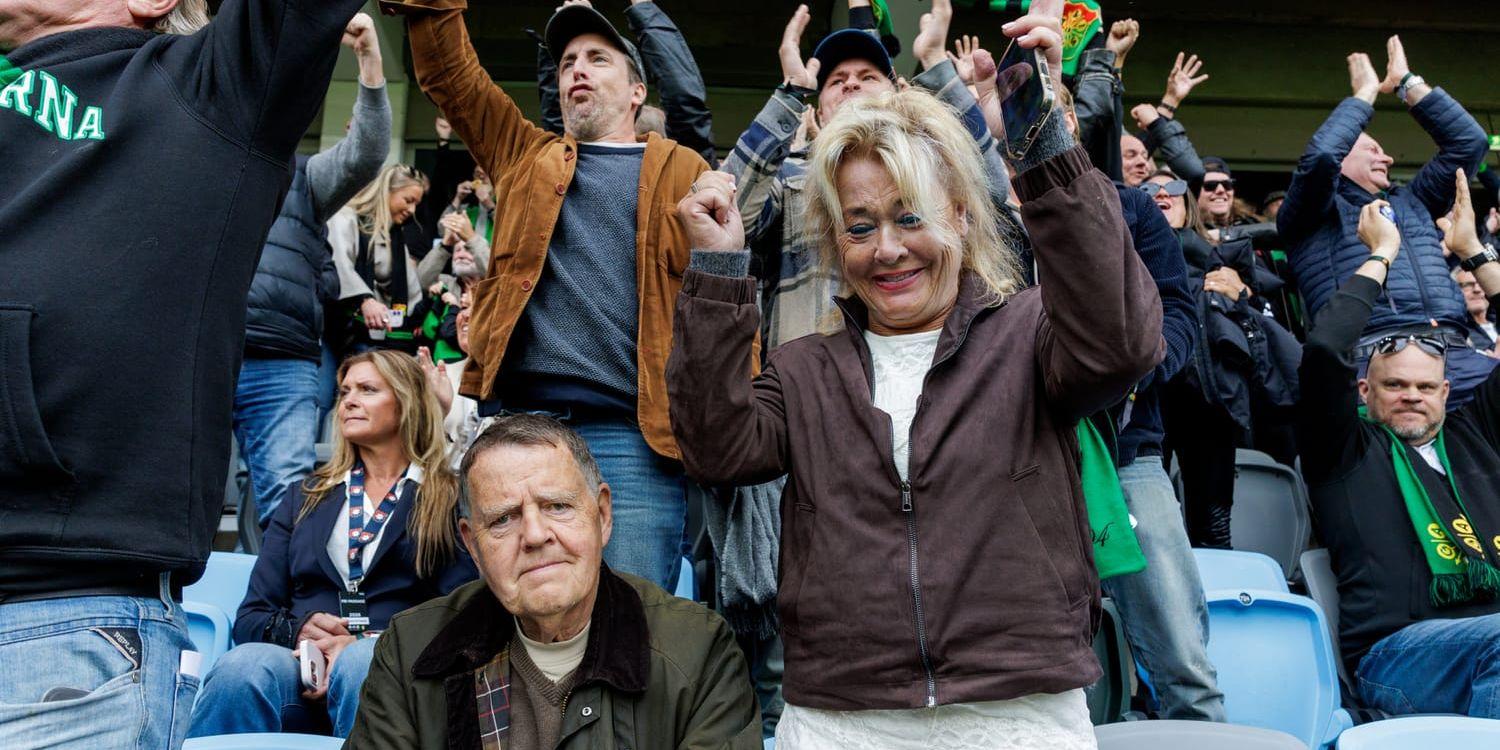 Claes och Eva Holmberg sitter på läktaren under derbyt.