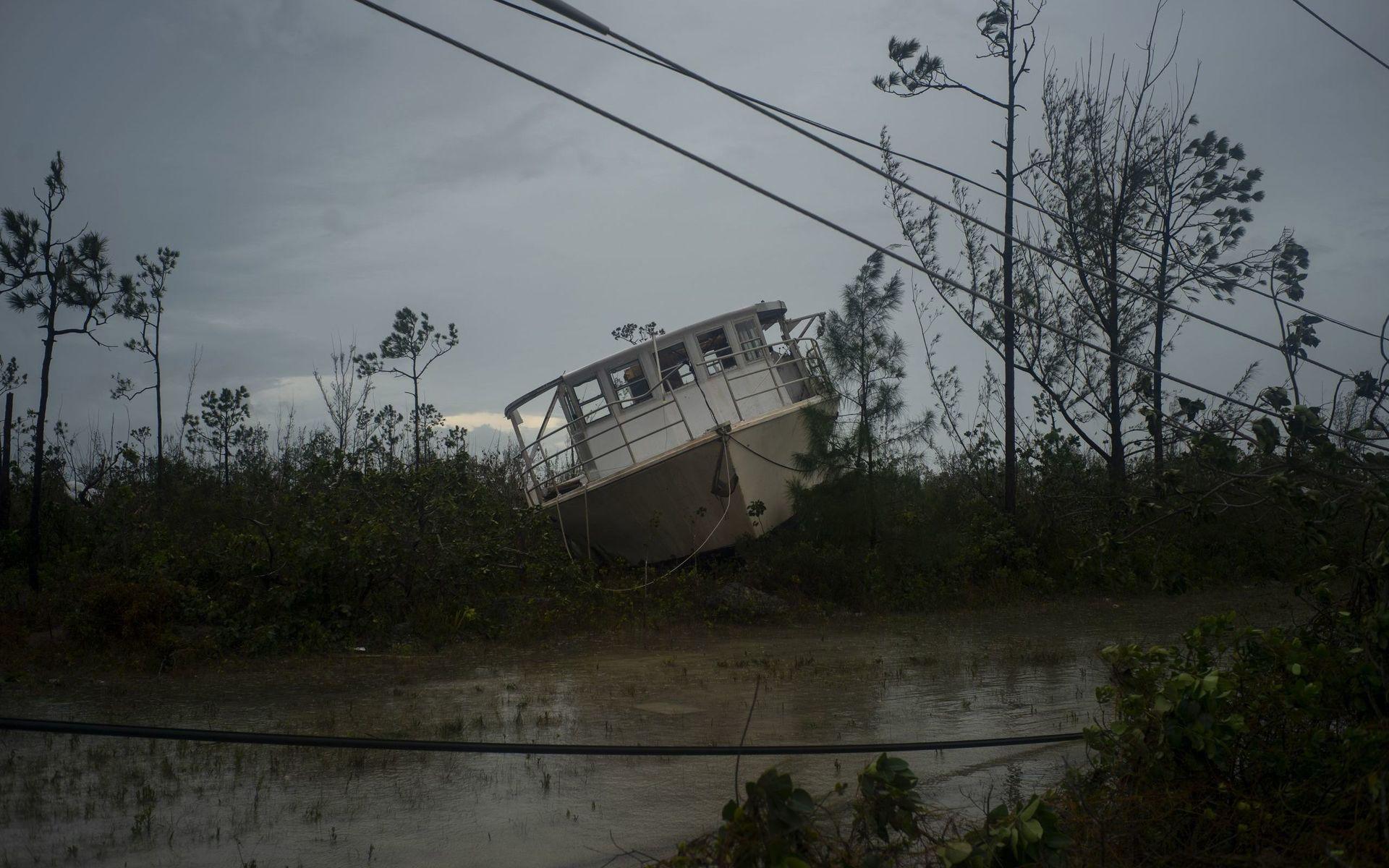 En båt har kastats upp på land av orkanen Dorian.