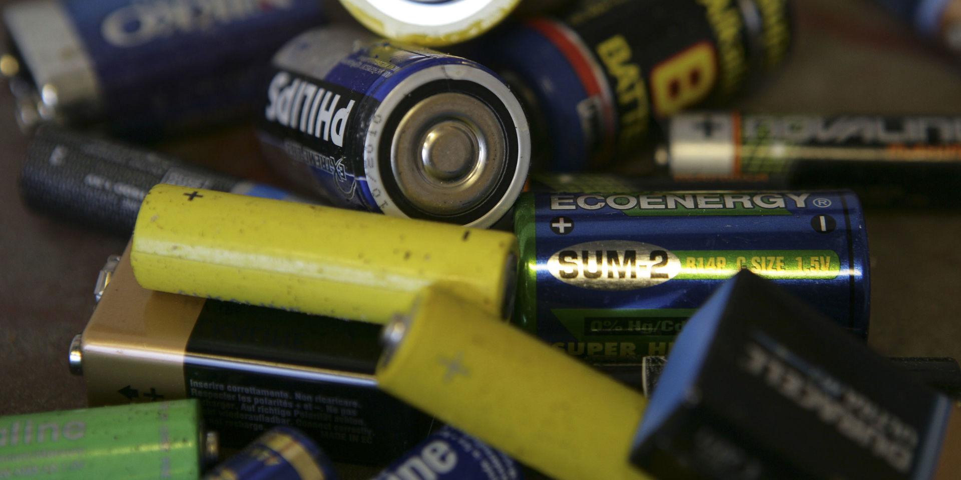 Avfall från uttjänta batterier har olagligt grävts ner på en åker i trakten av Kumla i Örebro län, enligt uppgifter till Expressen. Arkivbild.