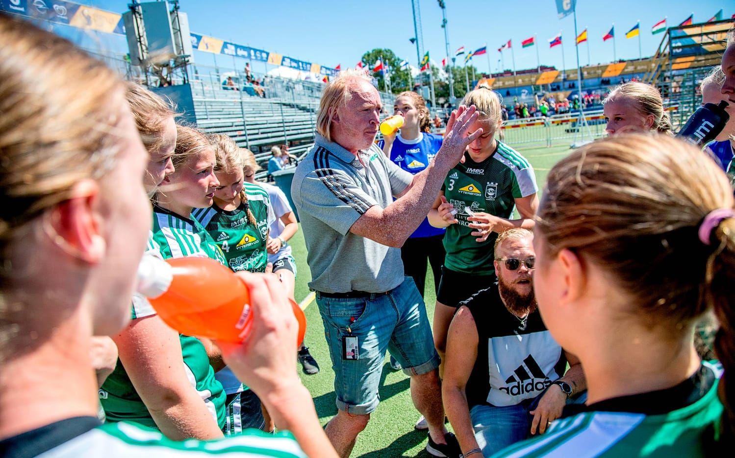 Göran Karlsson taktiksnackar i pausen när Kungälvs HK möter Son från Norge i Partille Cup. Foto: Adam Ihse