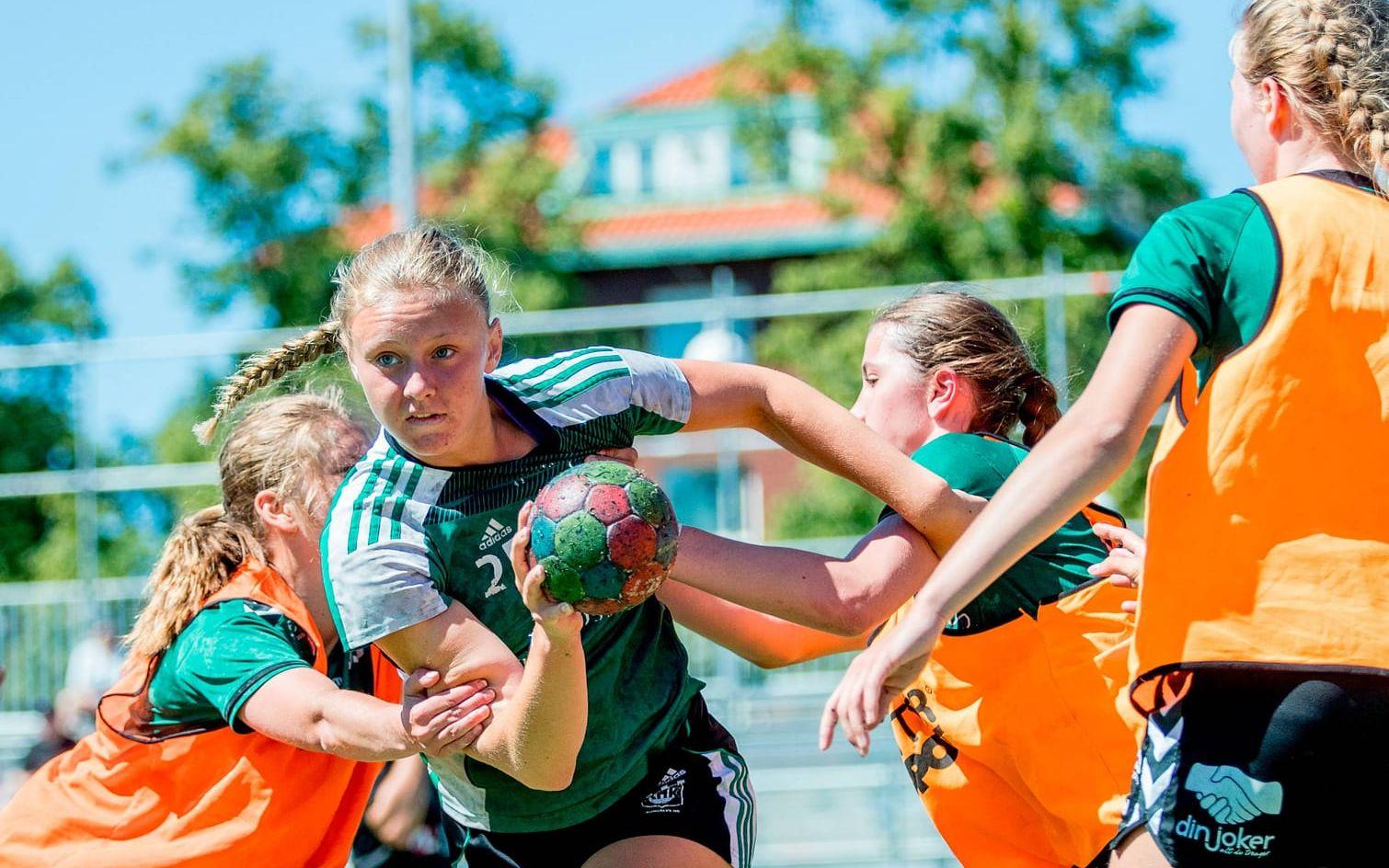 Maja Fredén från Kungälvs HK när laget besegrade Son från Norge i Partille Cup. Foto: Adam Ihse