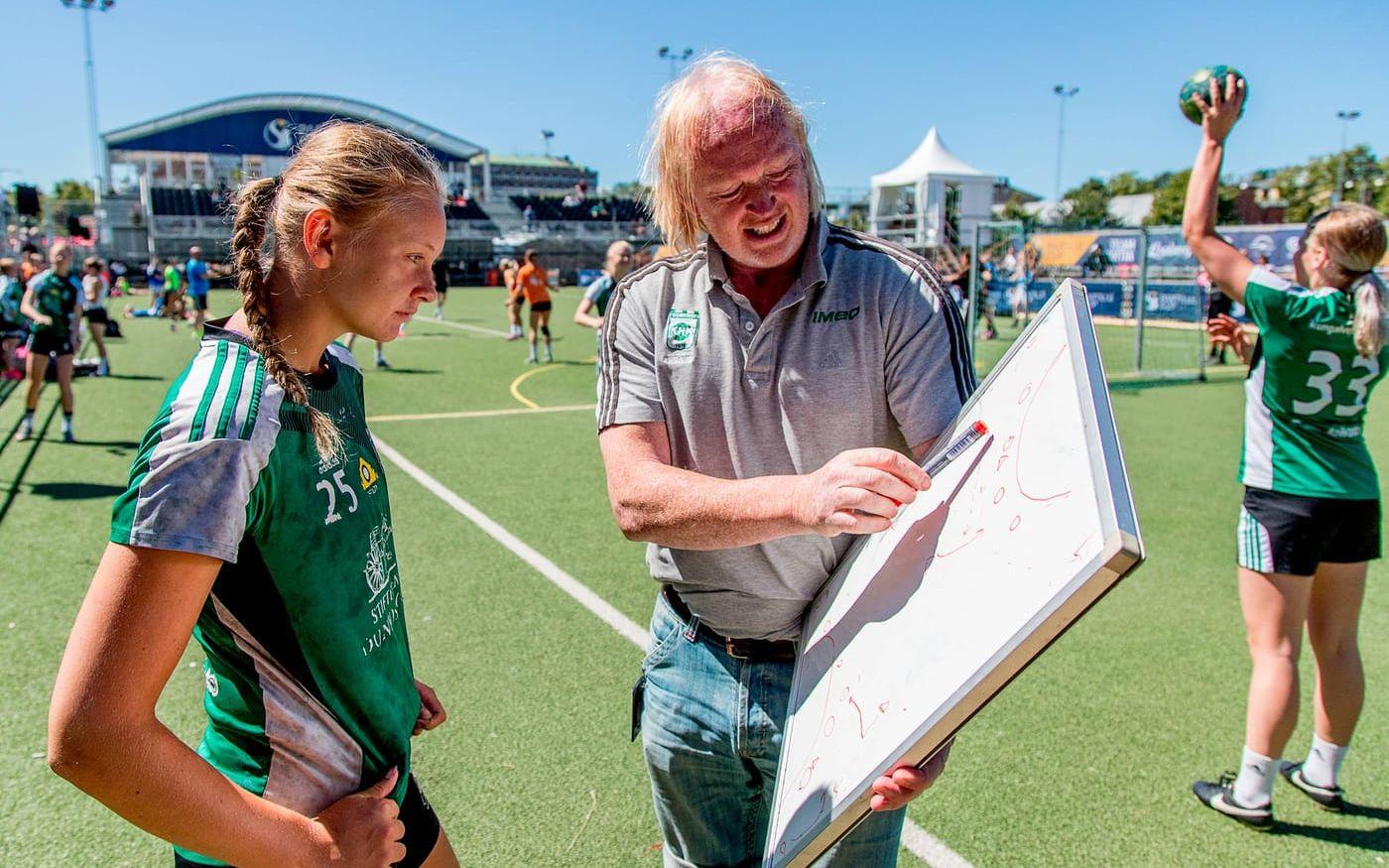 Maja Fredén och Göran Karlsson taktiksnackar innan Kungälvs HK:s match mot Son från Norge i Partille Cup. Foto: Adam Ihse