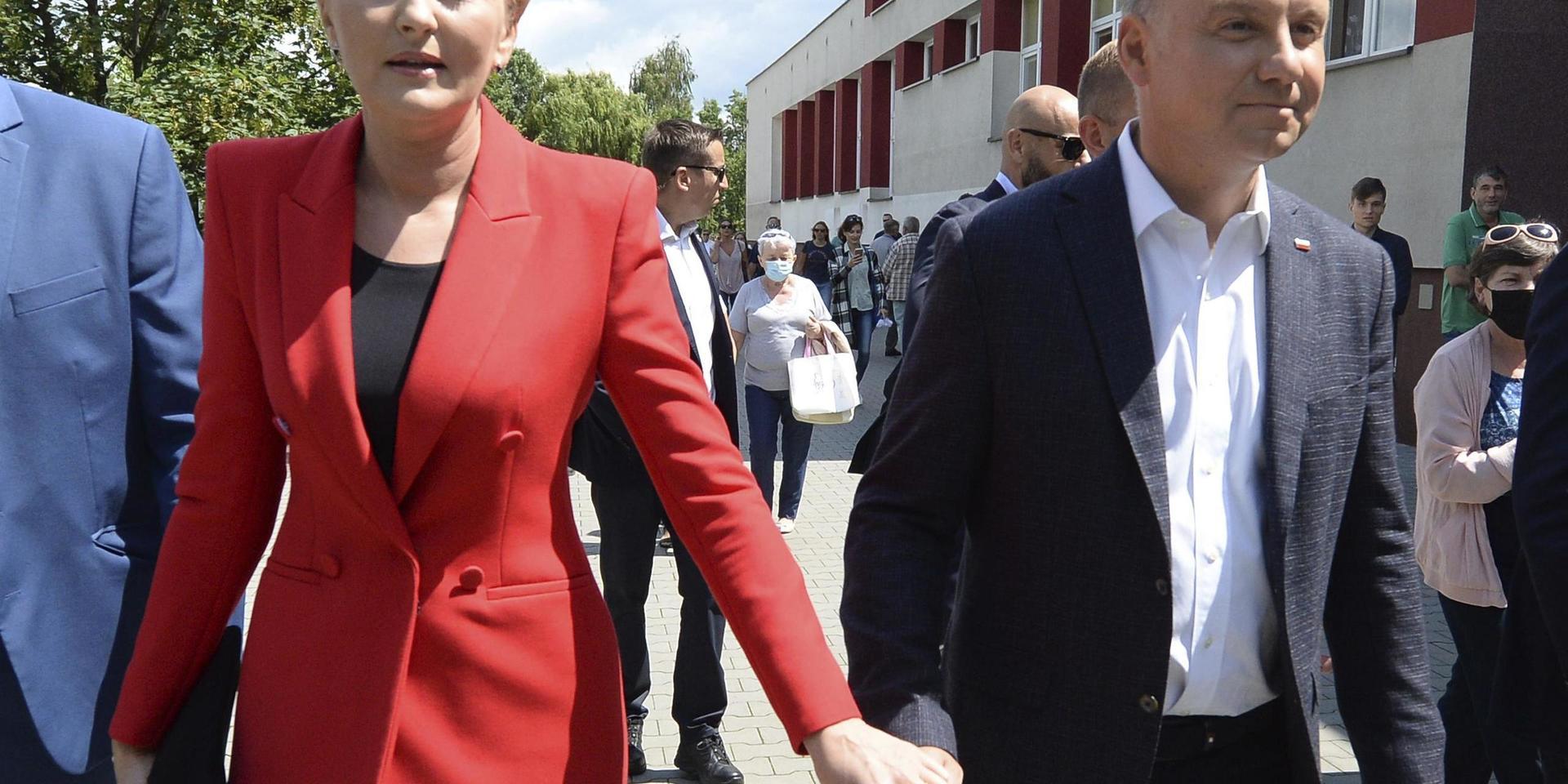 Polens president Andrzej Duda tillsammans med sin hustru Agata Kornhauser-Duda utanför vallokalen vid söndagens val. 
