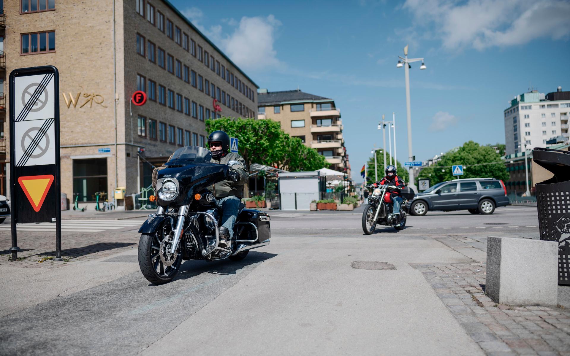 Ett dussintal motorcyklar rullade in på Götaplatsen under lördagen. 
