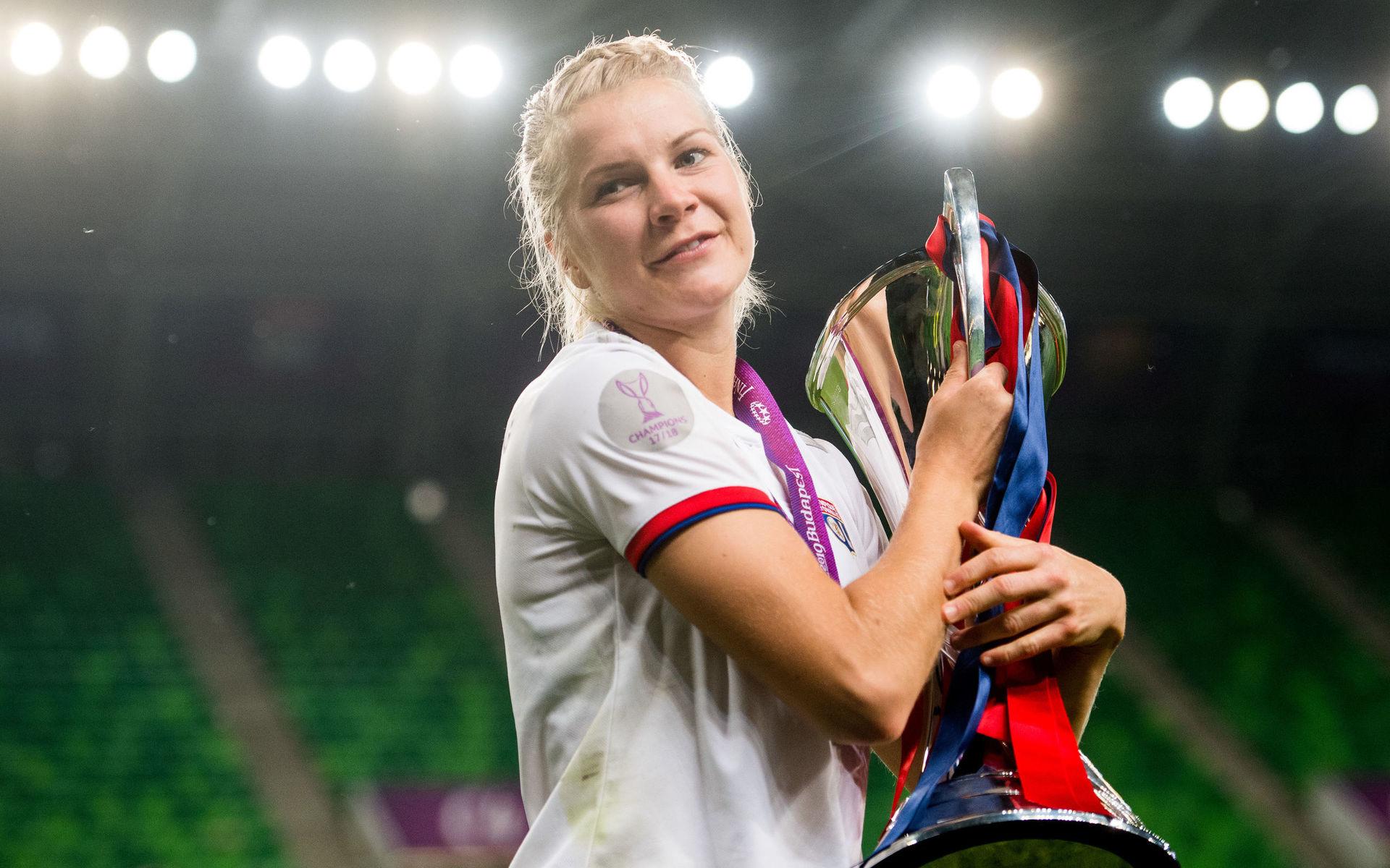 Ada Hegerberg har konsekvent nobbat det norska landslaget i snart två års tid. När den svenske förbundskapten, Martin Sjögren nu uttalar sig om hennes val rasar den norska stjärnans agent.