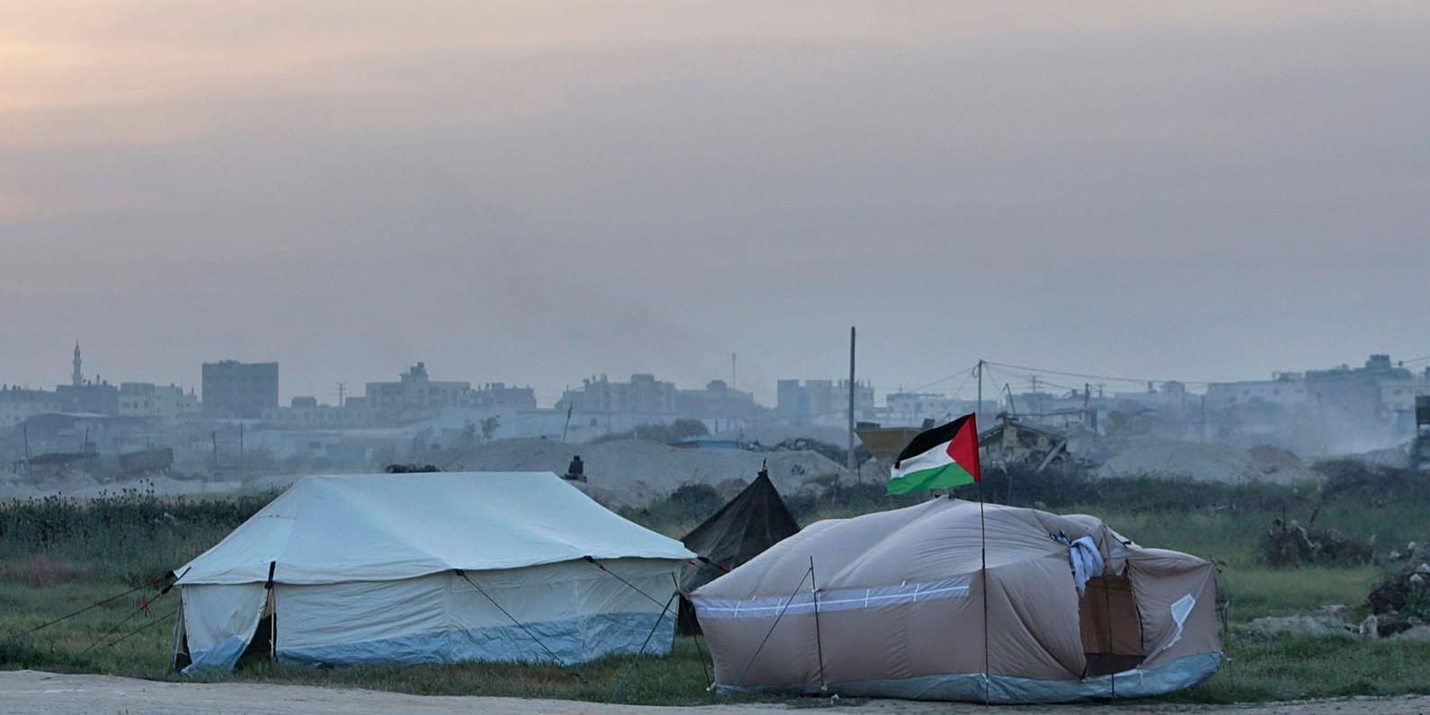 Tält vid Gazas gräns mot Israel inför de demonstrationer som palestinier hållit där sedan den 30 mars.