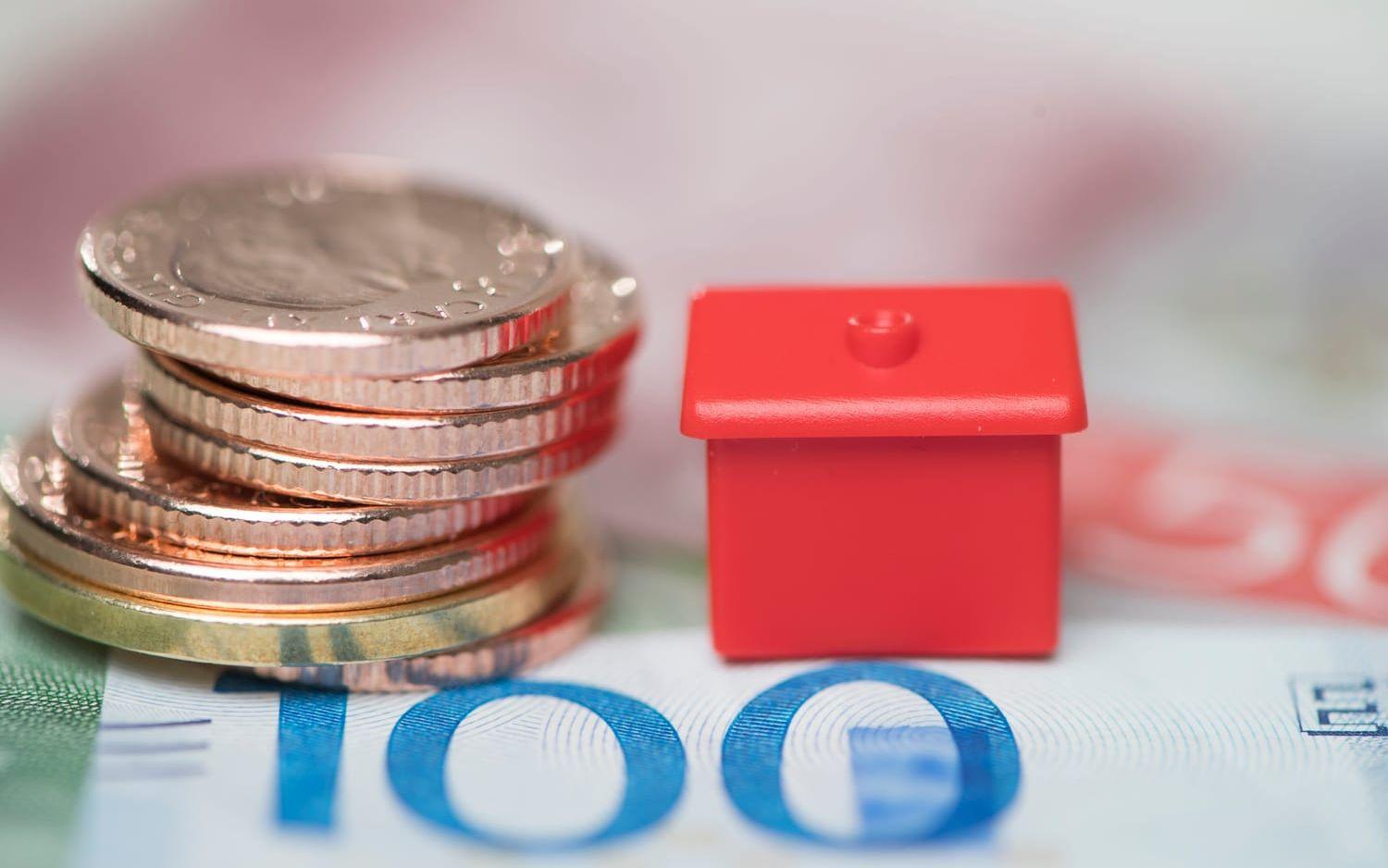 Finanspektionen kan inte utesluta att man får återkomma i frågan om hur bankerna ska informera kunderna när bolånerabatten är på väg att löpa ut. Arkivbild.