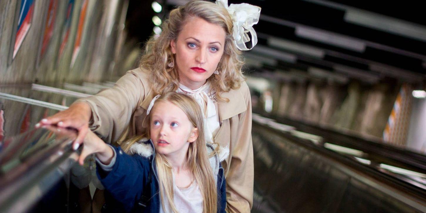Esther Quigley och Maria Sundbom i 2016 års mest omtalade svenska barnfilm: Mamman, flickan och demonerna i regi av Suzanne Osten.