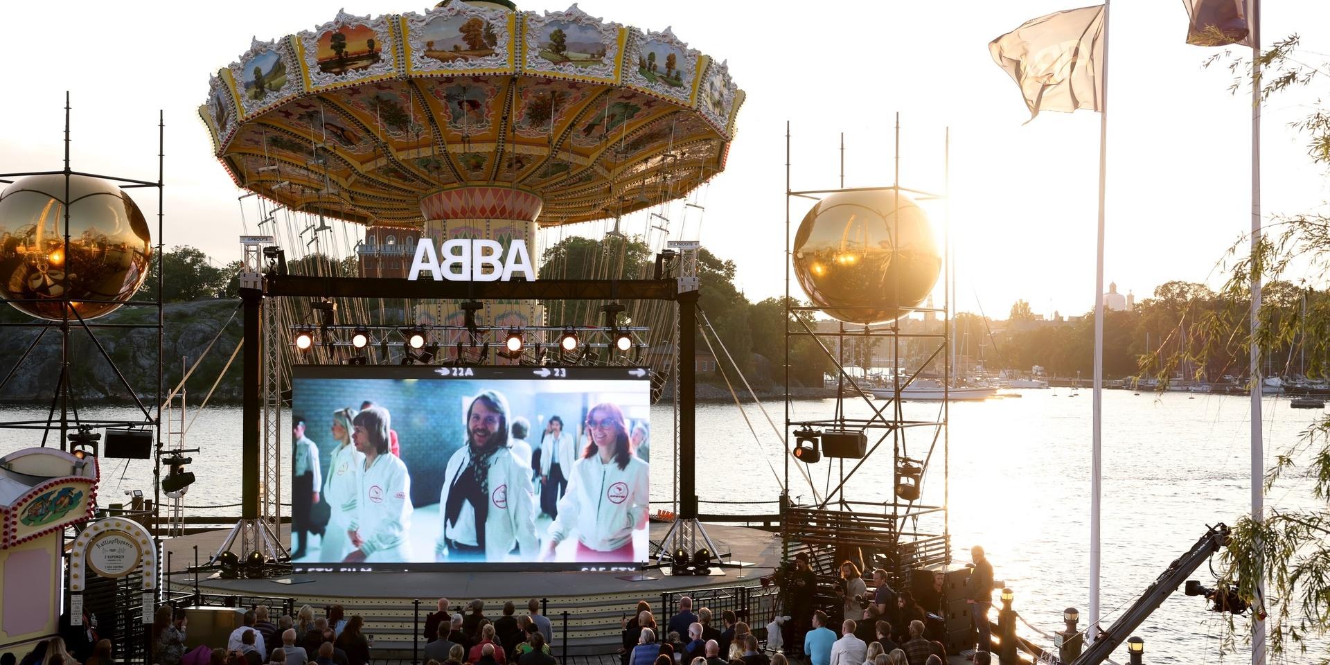 Abba avslöjar att de släpper ett nytt album under ett direktsänt evenemang på Gröna Lund i Stockholm.