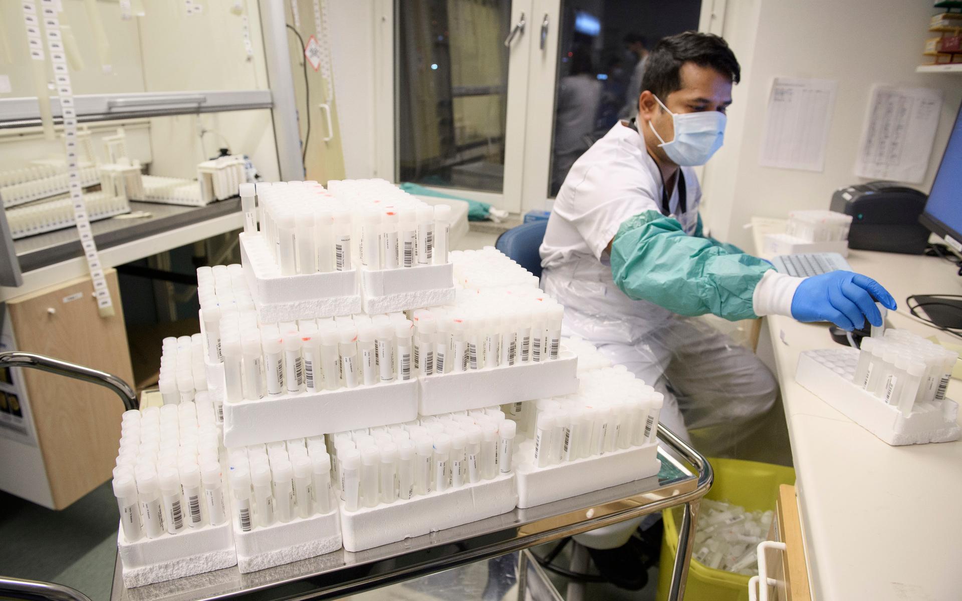 Muhammad Kabir på masstestningslaboratoriet på Karolinska universitetssjukhuset i Solna är en av dem som hanterar de tusentals coronatester som kommer in för analys varje dag.