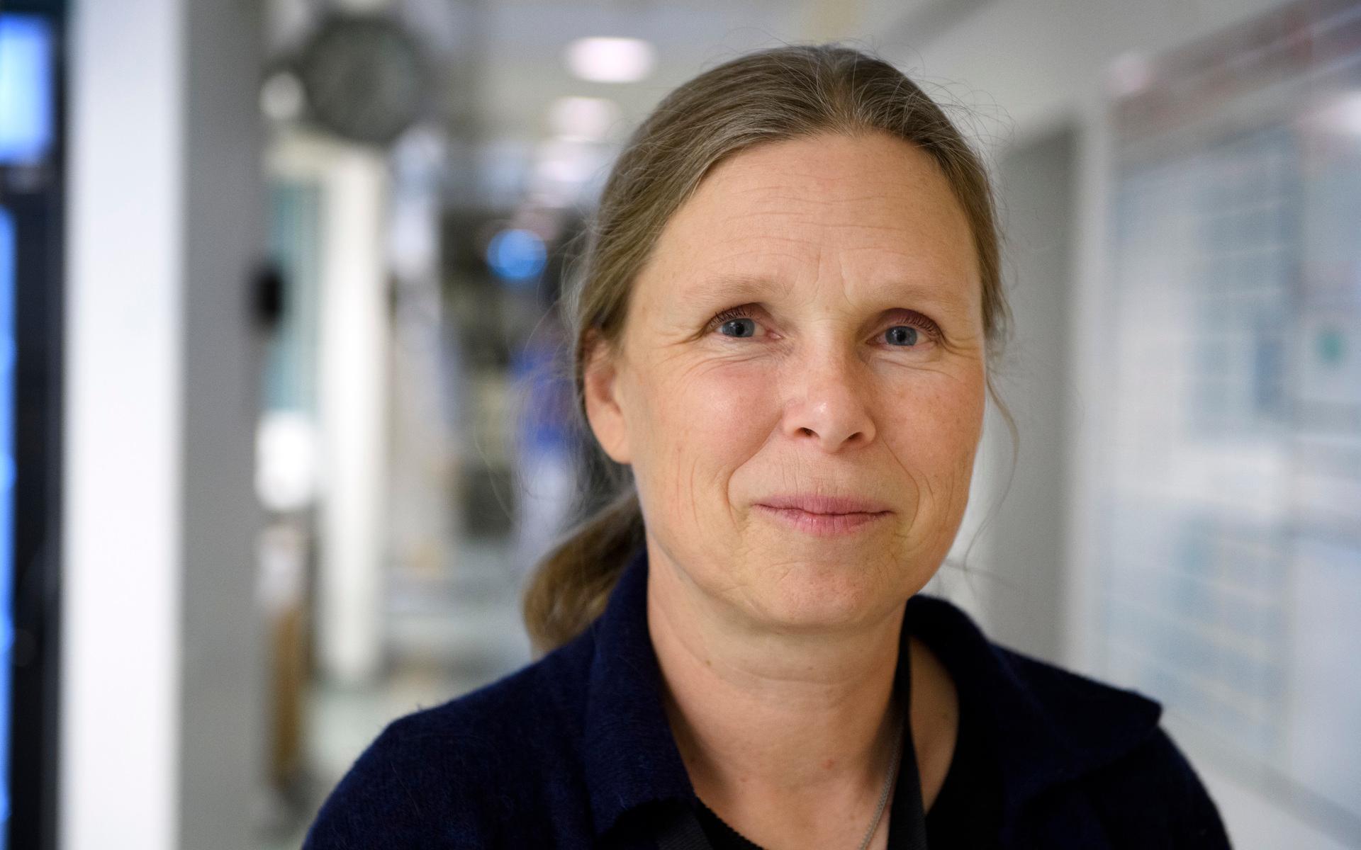 Annika Tiveljung Lindell är verksamhetschef vid klinisk mikrobiologi på Karolinska universitetssjukhuset i Solna.