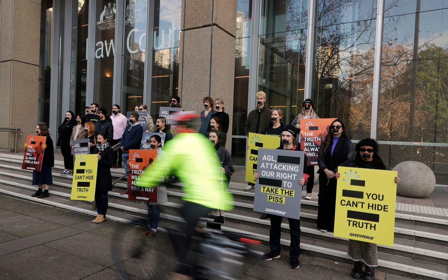 AGL är med sin stora tillit till kolkraften kontroversiellt i Australien. Här demonstrerar Greenpeace i samband med en rättegång i Sydney förra året.