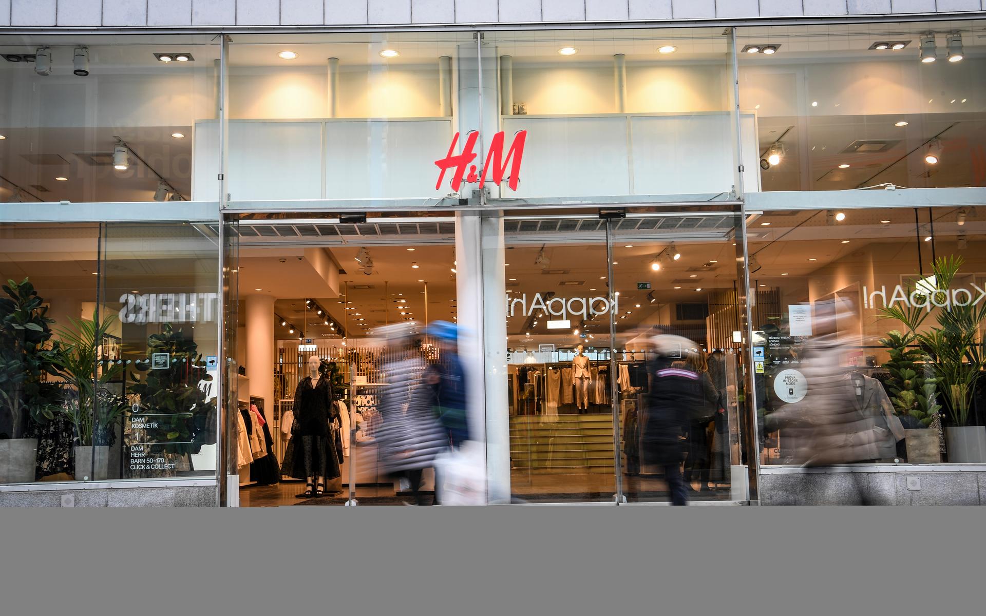 I dagsläget är cirka 140 butiker butiker inom H&amp;M-gruppen tillfälligt stängda globalt, att jämföra med de cirka 120 butiker som var tillfälligt stängda för en vecka sedan.