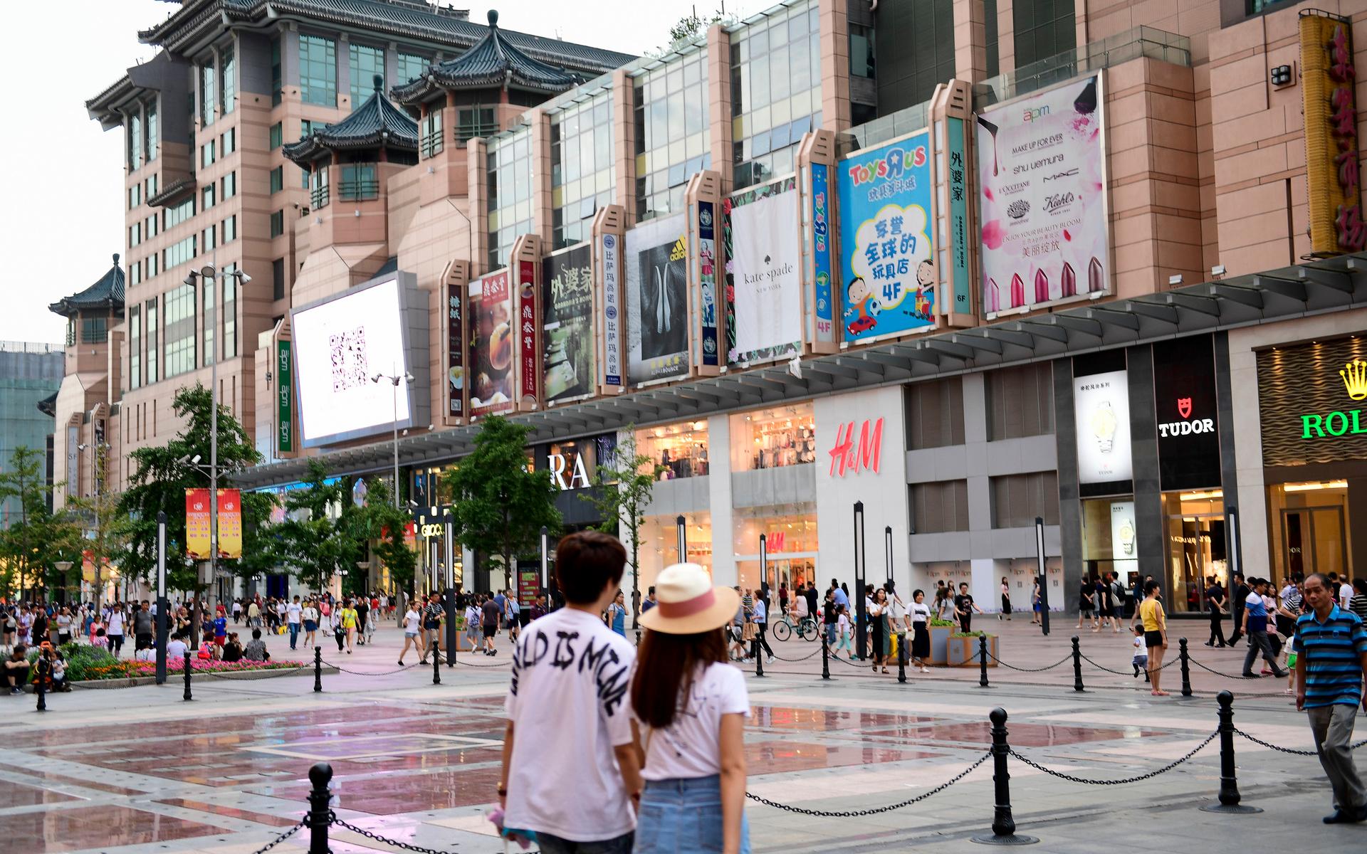 I dagsläget har H&amp;M-gruppen totalt cirka 4 800 butiker globalt. På bilden en H&amp;M-butik i Peking.