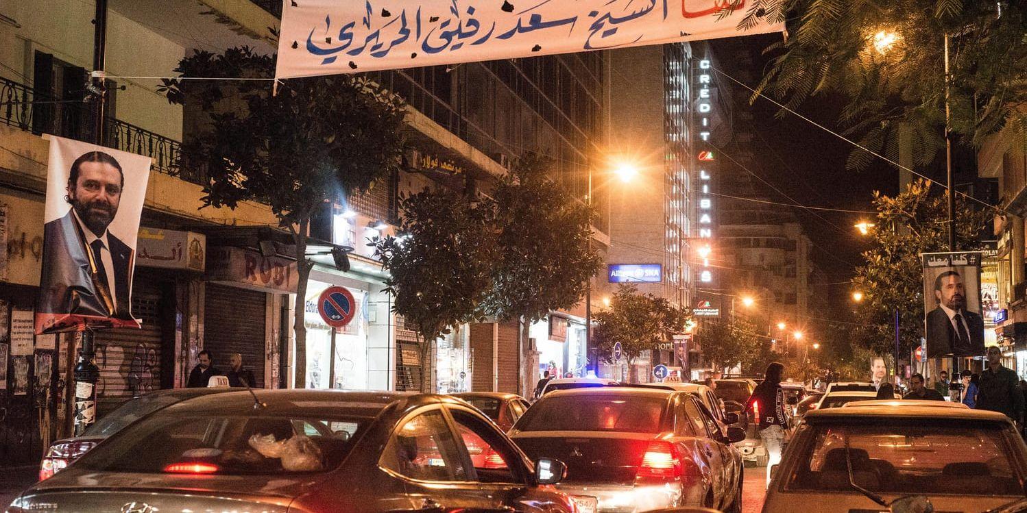 En banderoll med texten "Vi är alla shejk Saad al-Hariri" har satts upp över Hamragatan i Beirut.